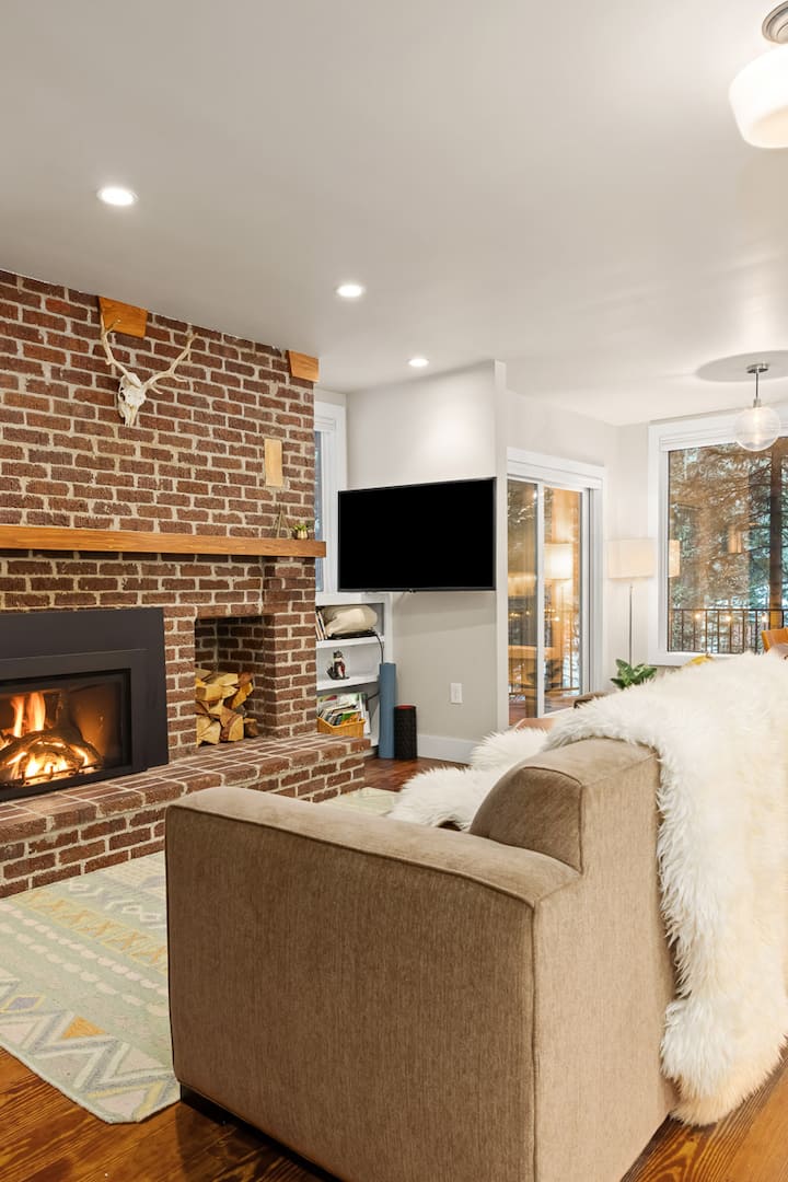 Či už ide o neskorú nočnú konverzáciu alebo váš obľúbený film, tento priestor je pripravený.