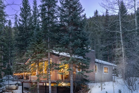 Forest-Nestled Creekfront Cabin, Fireplace & Sauna