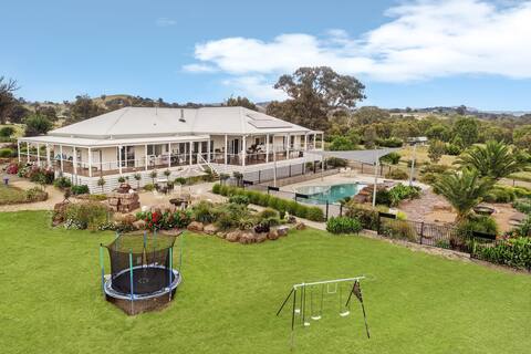 Loyola Lake House - Lakefront Home with Pool