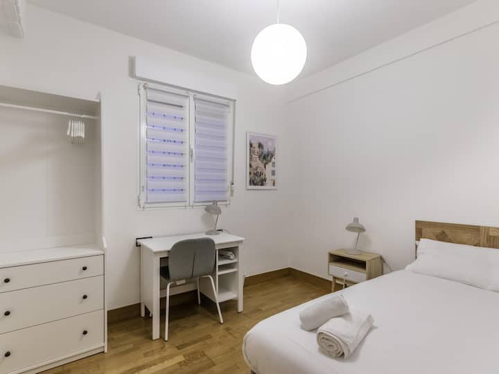 Dormitorio decorado con mucho gusto y con todo lo necesario. Una cama doble con dos mesas de noche, un escritorio donde poder trabajar o estudiar, y un armario.