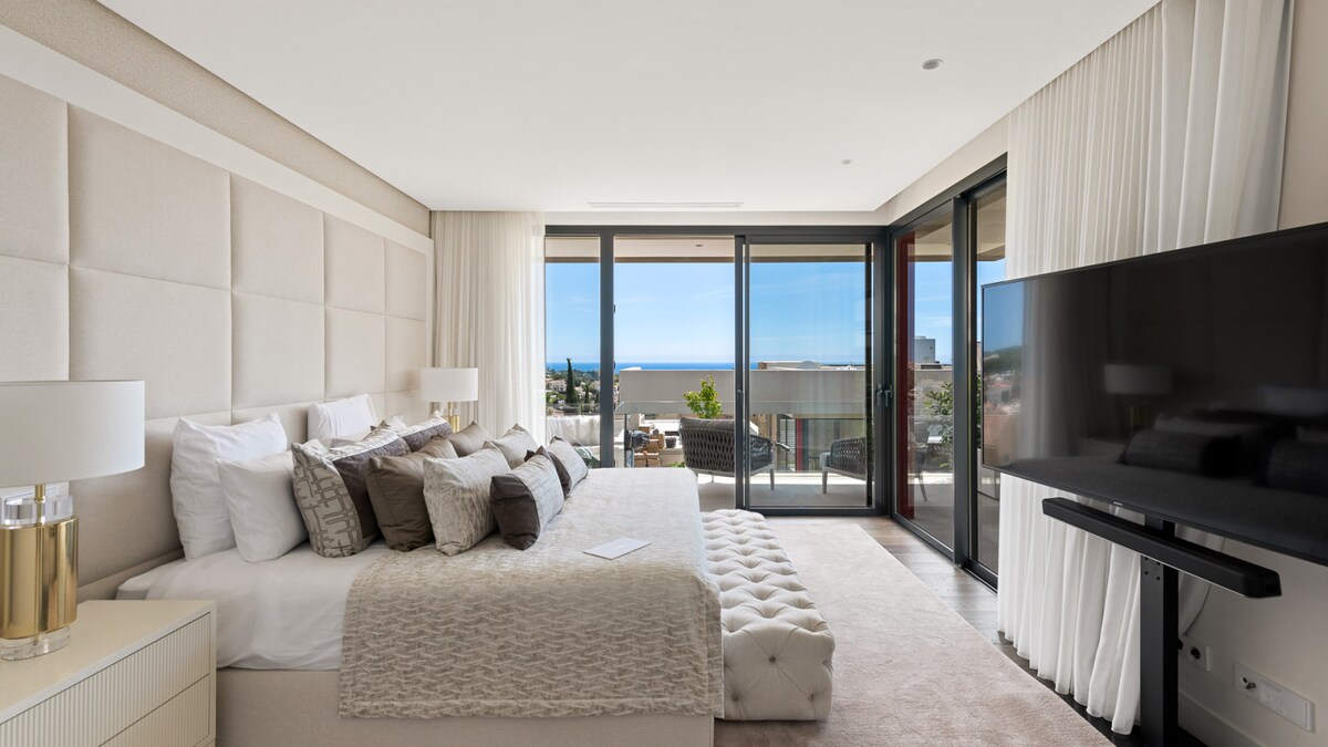 Dormitori 1 amb llit «king size» i accés directe a la terrassa.