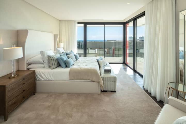 Dəniz və səmanın yuxunuzu əhatə etdiyi işıqdan zövq alın.