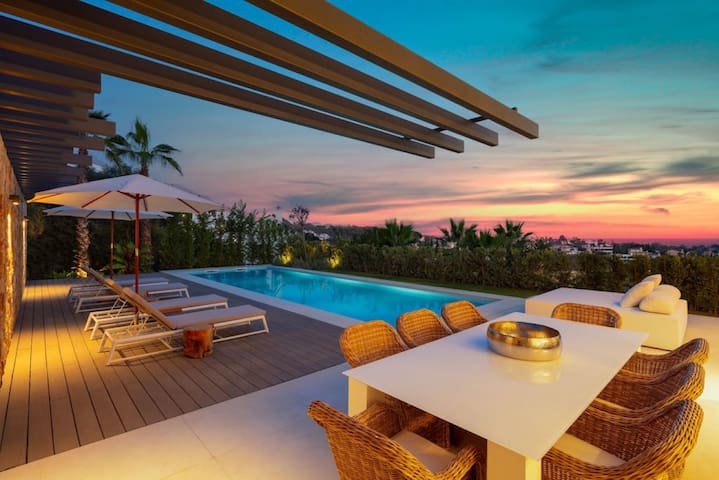 Luxury 5BR Villa, Sea View, Spa Gym 2 Heated Pools