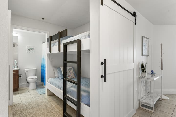 Poschodové postele! Twin over Twin with Barn Doors!