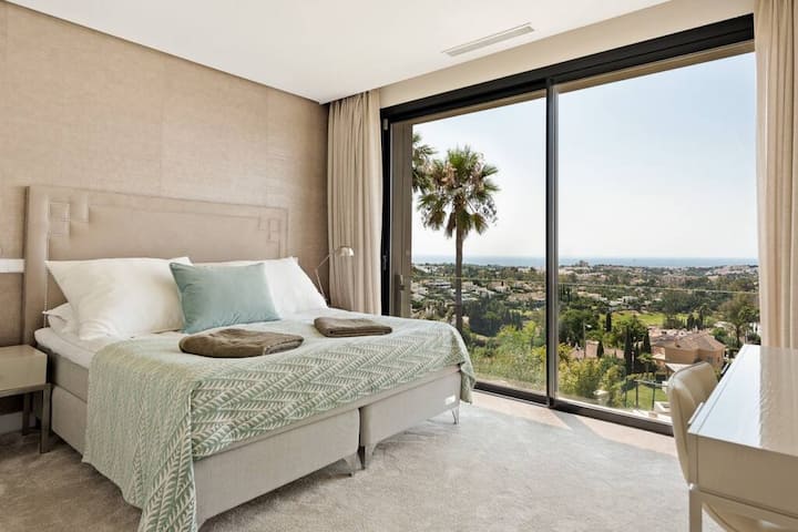 5 DORMITORIOS EN SUITE: santuarios bien diseñados con ropa de cama lujosa e inspiradoras vistas al valle.