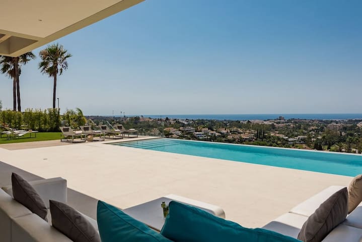 Luxury Villa with Sea views. Cinema. 5 Bedrooms