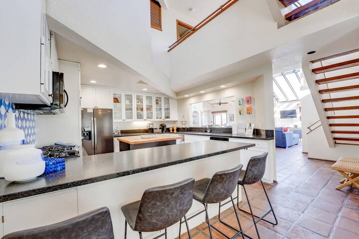 Sunny Bayfront Villa, Eclectic Single-Family Home gallery image 4