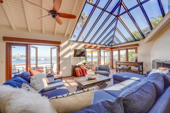 Sunny Bayfront Villa, Eclectic Single-Family Home gallery image 2