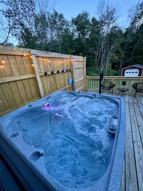 Ice fishing getaway•Close to trails•Hot tub