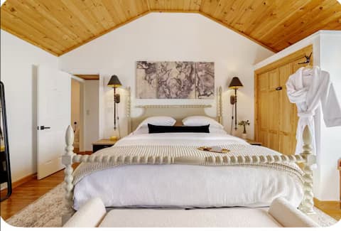 Sandy Pond Ice fishing, Hot tub, Gas Fireplace