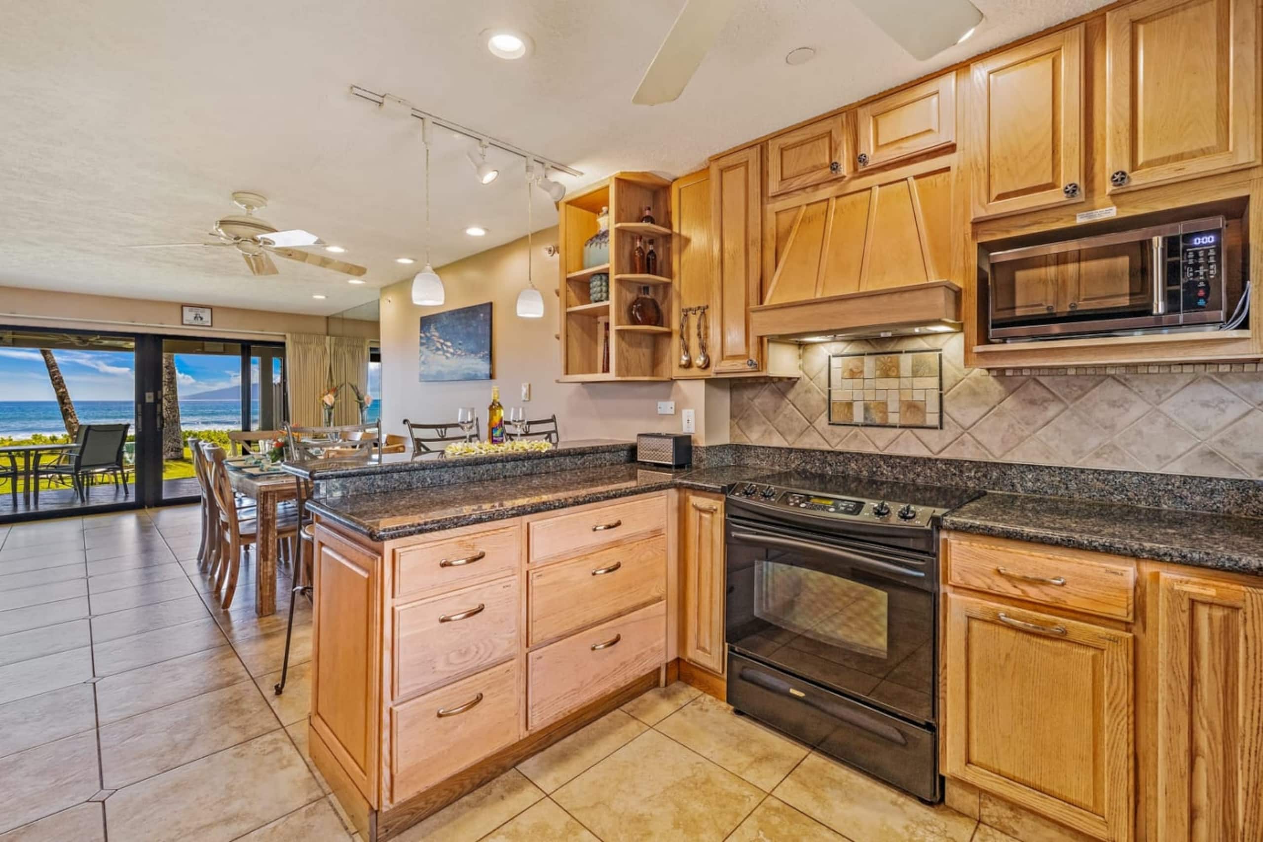 Townhouse in Lahaina · ★4.97 · 4 bedrooms · 5 beds · 3.5 baths - Image 17