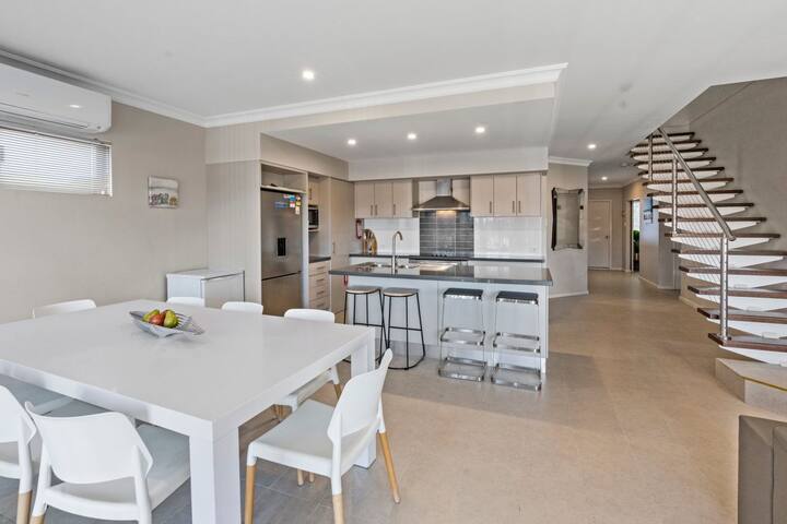 Wave – Luxury Marina Townhouse gallery image 5