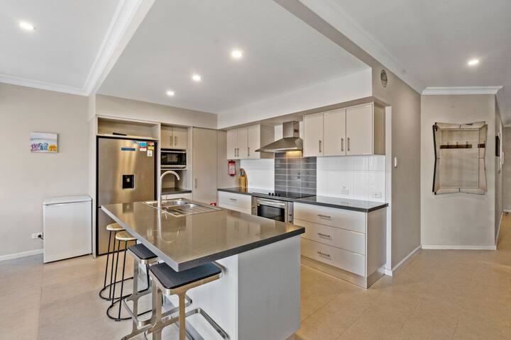 Wave – Luxury Marina Townhouse gallery image 4