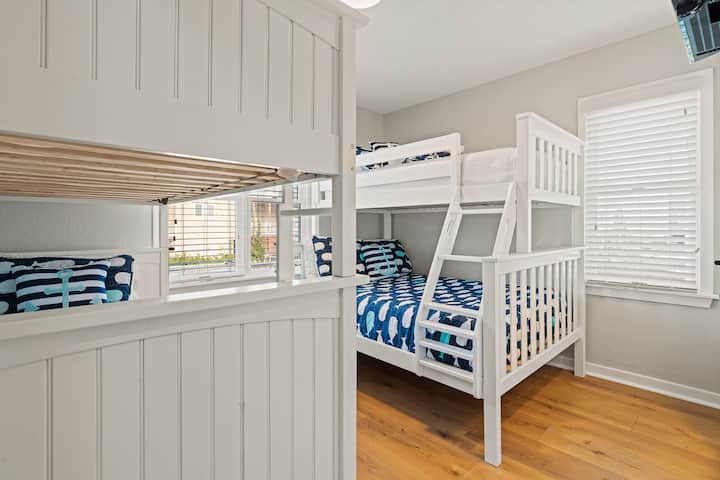 Twin Bunk na Pyramid Bunk Set Bedroom on Second Level