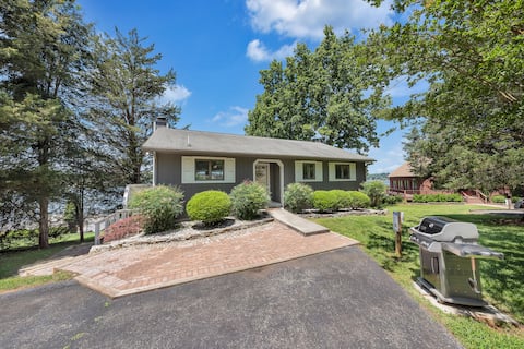 Lakehouse w/ Private Dock, Hot tub, & Firepit