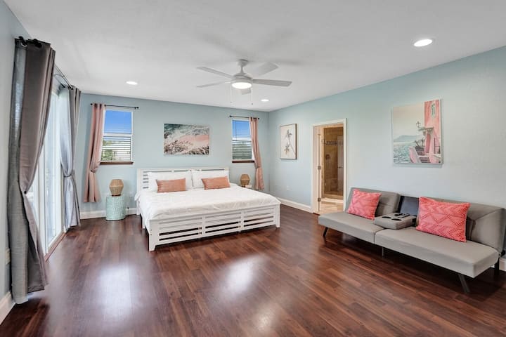 Una suite principal tipo spa con una cama tamaño king, futón y baño privado con ducha y jacuzzi. Sal al patio para disfrutar de las vistas al agua: esta suite es el lugar perfecto para relajarte y recargar energías.