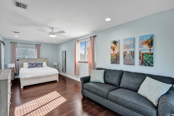 Quítate los zapatos y los pies en nuestra increíble habitación del segundo piso, con un vestidor deslizante en la puerta del granero. Despertarse después de una siesta en esta habitación seguramente será fácil con todas las vistas de Florida.