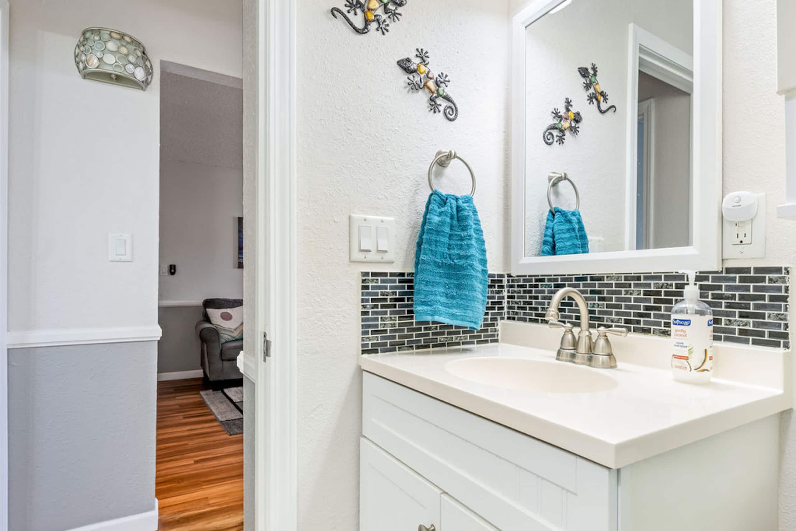 Condo in Kailua-Kona · ★4.33 · 2 bedrooms · 3 beds · 1 bath - Image 13