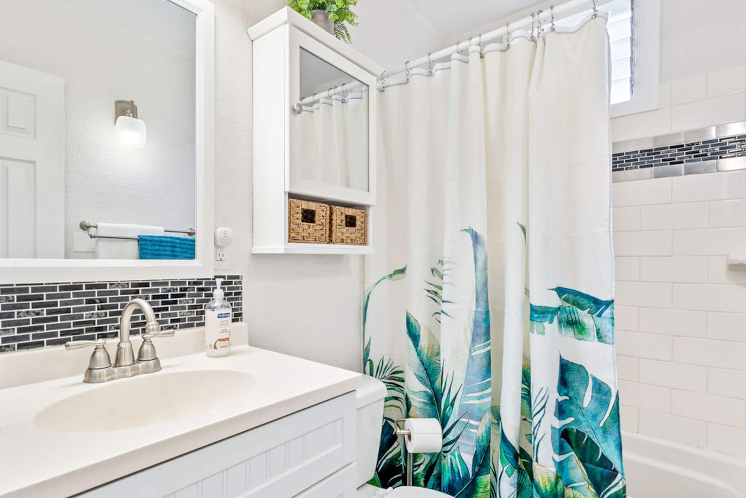 Condo in Kailua-Kona · ★4.33 · 2 bedrooms · 3 beds · 1 bath - Image 12