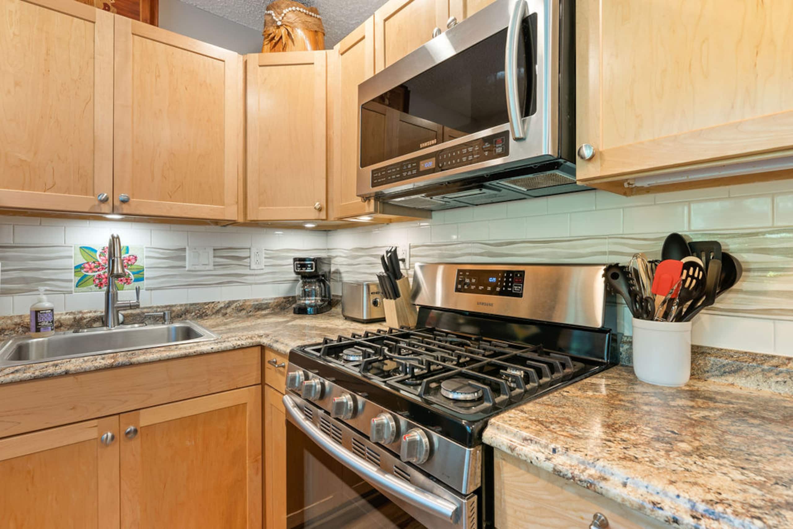 Condo in Kailua-Kona · ★4.33 · 2 bedrooms · 3 beds · 1 bath - Image 3