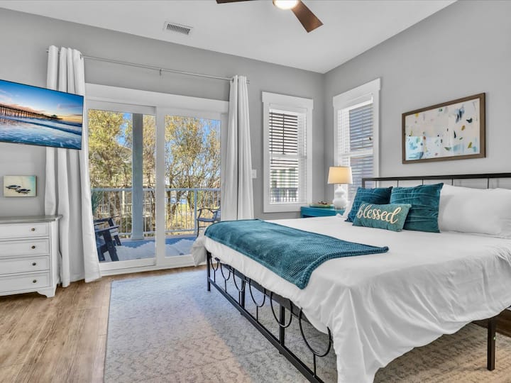 ห้องพักขนาดใหญ่ริมคลองชั้นแรกพร้อมที่นอนพรีเมียมใหม่ที่ผู้เข้าพักชื่นชอบ