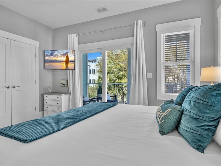 ห้องพักขนาดใหญ่ริมคลองชั้นแรกพร้อมระเบียงส่วนตัว 