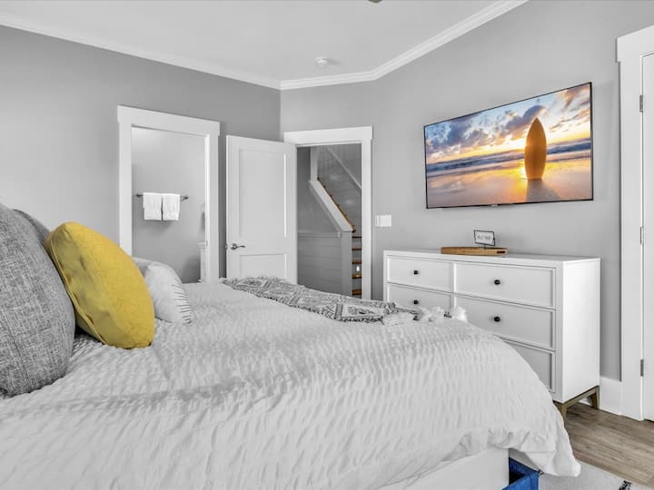 สมาร์ททีวี ตู้เสื้อผ้าขนาดใหญ่พร้อมเปลเด็กและที่นอนและเครื่องนอนสุดหรู