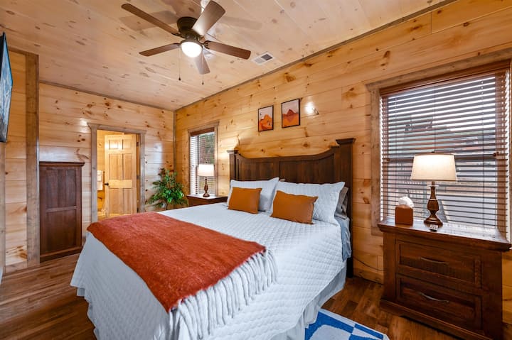 Chambre avec lit King Size, salle de bain attenante