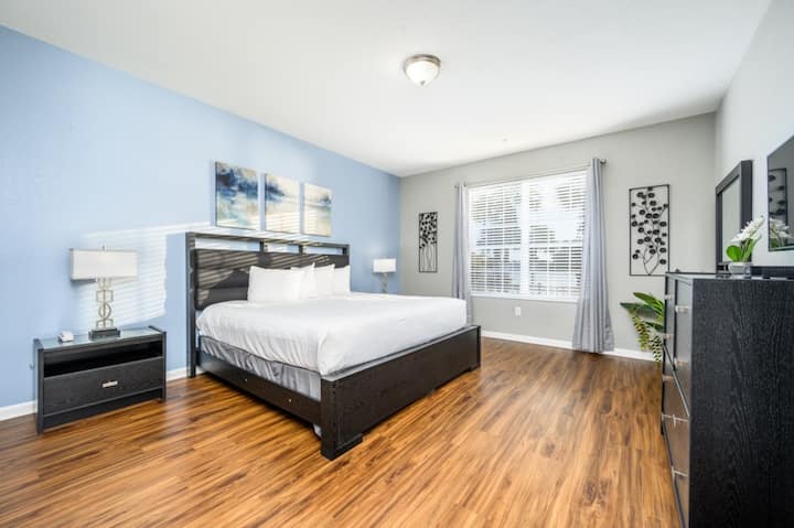 ห้องนอนเตียงคิงไซส์หลัก