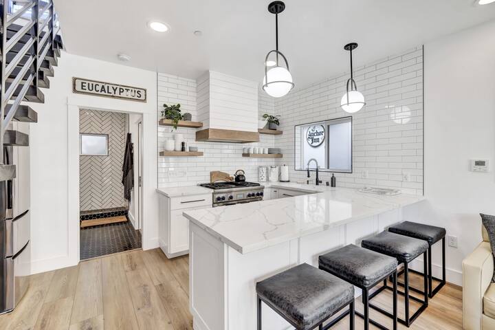 Remodeled Rooftop Deck Home | Casino & Ocean Views gallery image 5