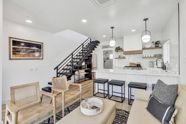 Remodeled Rooftop Deck Home | Casino & Ocean Views gallery image 4