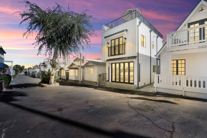 Remodeled Rooftop Deck Home | Casino & Ocean Views gallery image 2