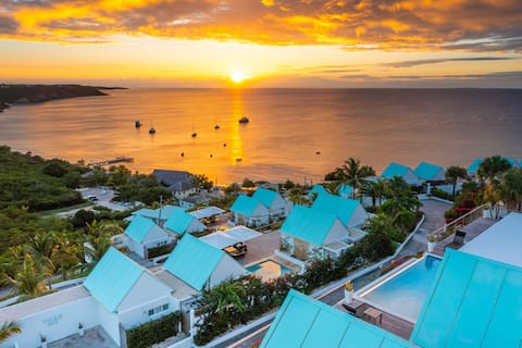 6 BR Villa with Concierge, Amenities, & Pool