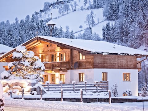 Luxury chalet with wellness near the ski lift