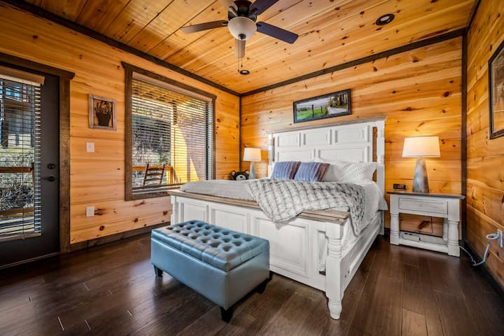 Спалня на основното ниво с директен достъп до верандата.  Голямо двойно легло и прилежаща баня с душ с двойни душ глави.