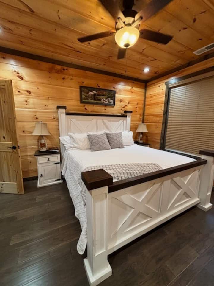 Горно ниво на спалня с суперголямо двойно легло и собствена баня.