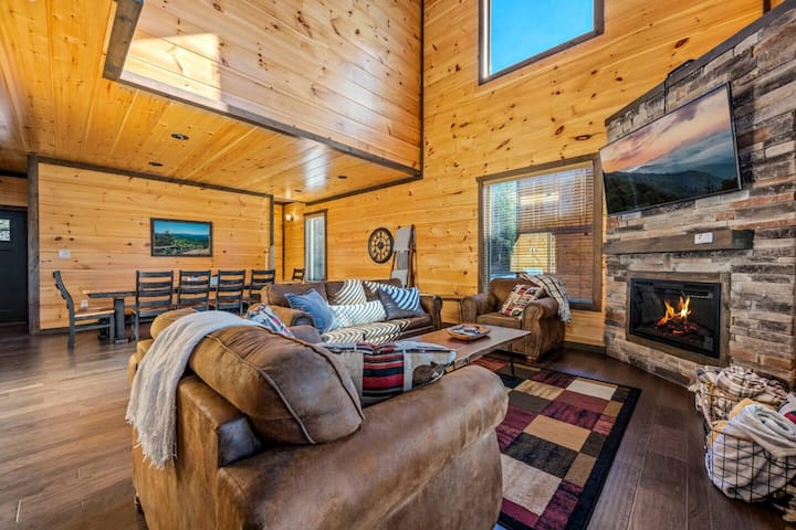  Голяма маса за хранене за 10 души е идеална за игри.  