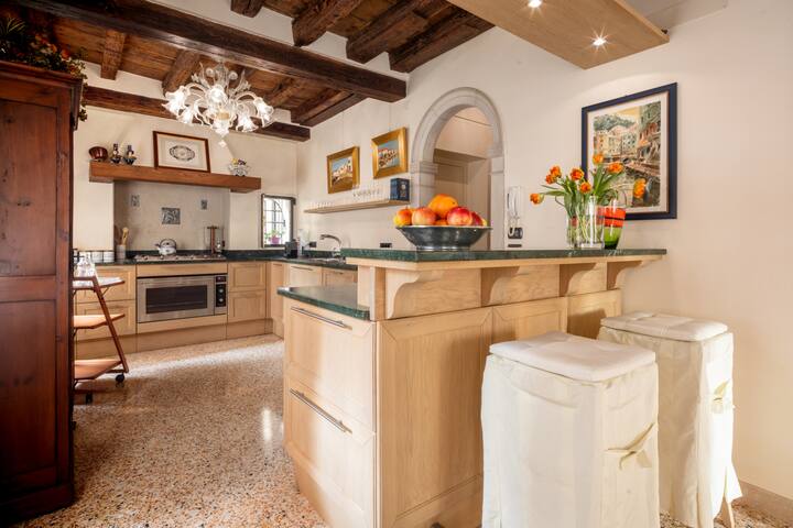 Garden Mansion with Private Mooring R&r gallery image 5