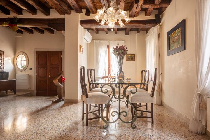 Garden Mansion with Private Mooring R&r gallery image 2