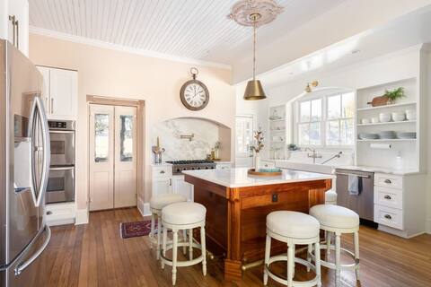Luxury Victorian Downtown: Pamper Your Guests!