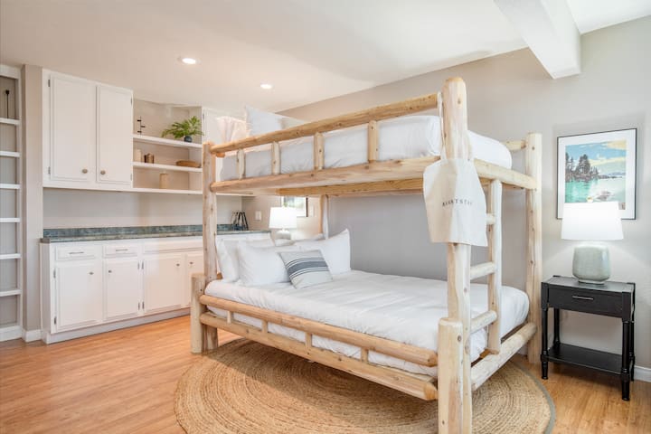 Le salon secondaire dispose d'un lit superposé pour plus d'espace de couchage.