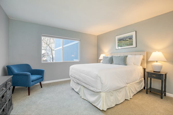 La chambre 2 se trouve à l'étage du bas et dispose d'un lit complet.