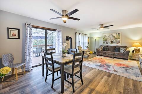 Holiday Island Home: Mountain View + Hot Tub!