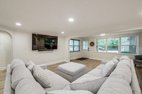 Chic Micanopy Getaway w/ Pool & Pool Table!