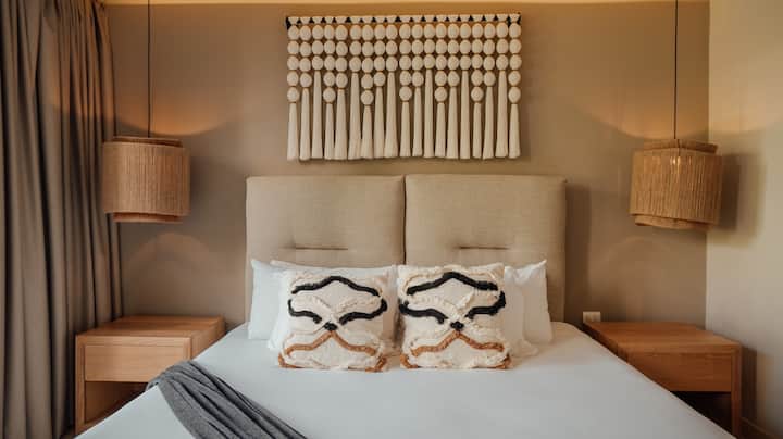 Კომფორტული საწოლი მთავარი ოთახი 