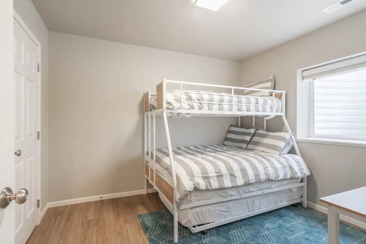 Chumba cha kulala cha chini ya ardhi kinachofaa watoto kilicho na kitanda cha ukubwa kamili na pacha.