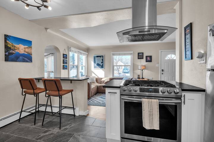 Hot Tub House with Theater, Firepit, Big Backyard gallery image 3