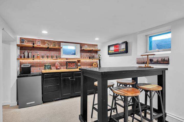 Hot Tub House with Theater, Firepit, Big Backyard gallery image 4