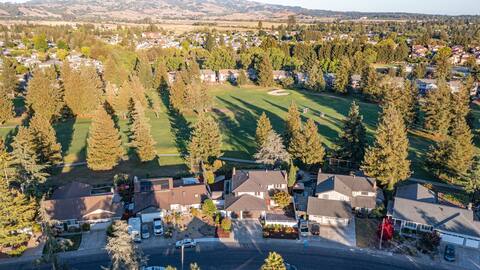 Charming Petaluma Retreat: Golf Course&Winery View