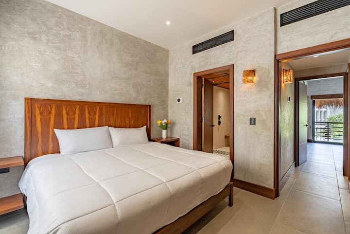 On site, Living area, Area and amenities, Bed, Decorative detail, Photo of the entire room, Location, View (of the property / room)